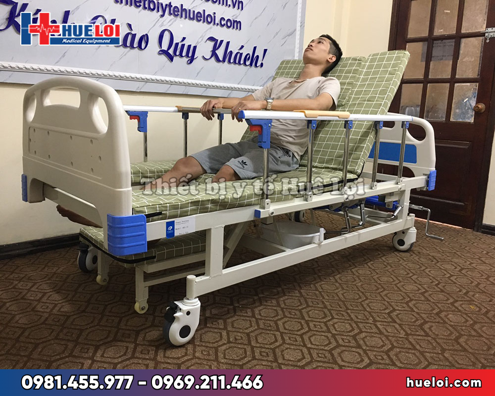 Giường bệnh nhân đầu nhựa đa năng 4 tay quay hạ chân góc nhỏ A01-II